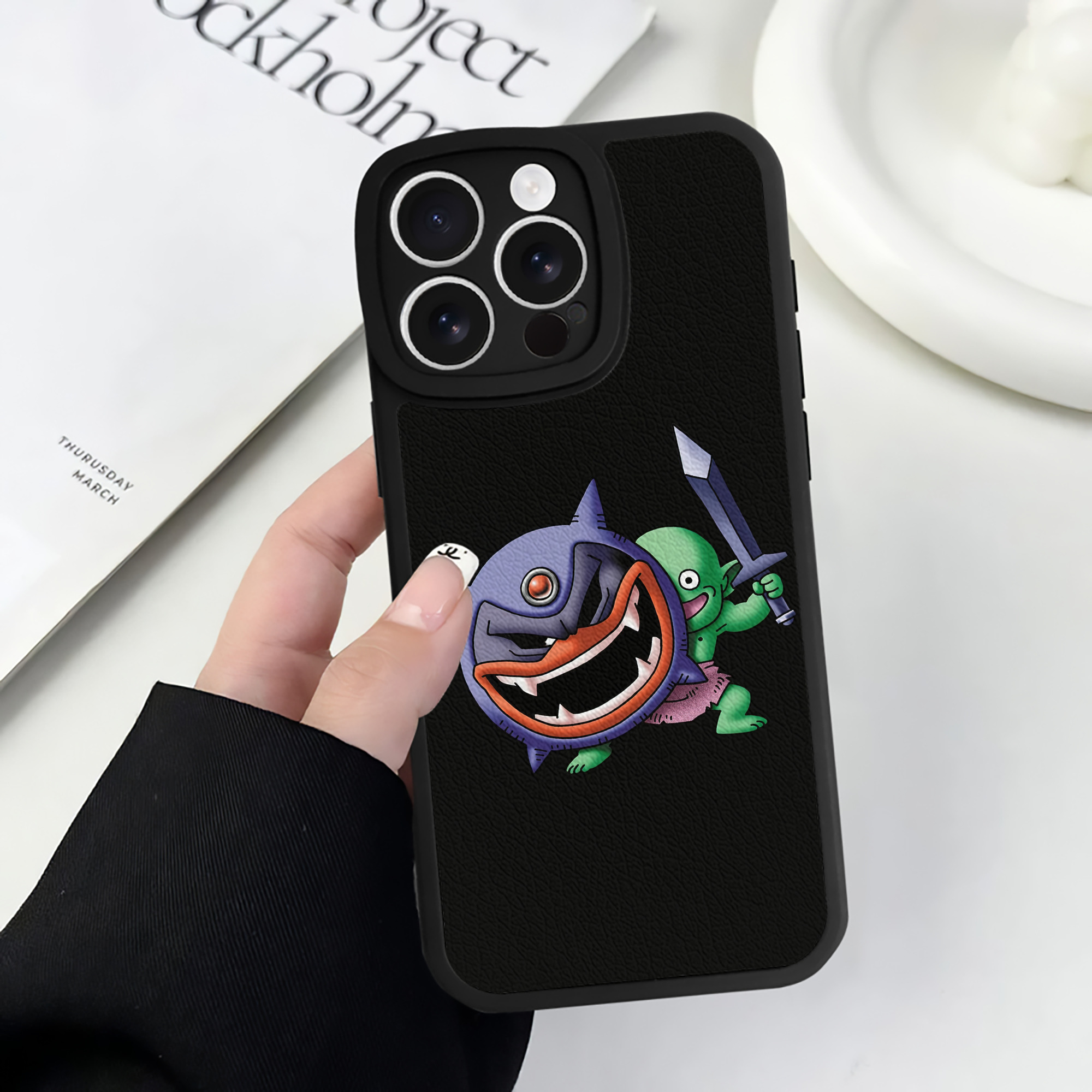 （画像用） ドラゴンクエスト Doragon Kuesuto Dragon Quest 【iPhone 16シリーズ対応】シリコンスマホケース（レザー調） 材質：シリコン